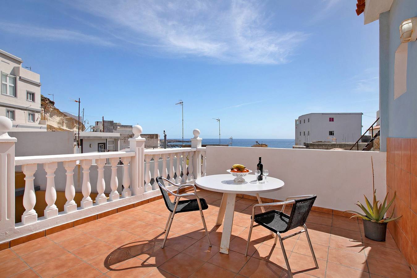 Apartamento entero, Casa de vacaciones "Atico Las Arenas" con vistas al mar, terraza privada y Wi-Fi in Las Arenas, Arico