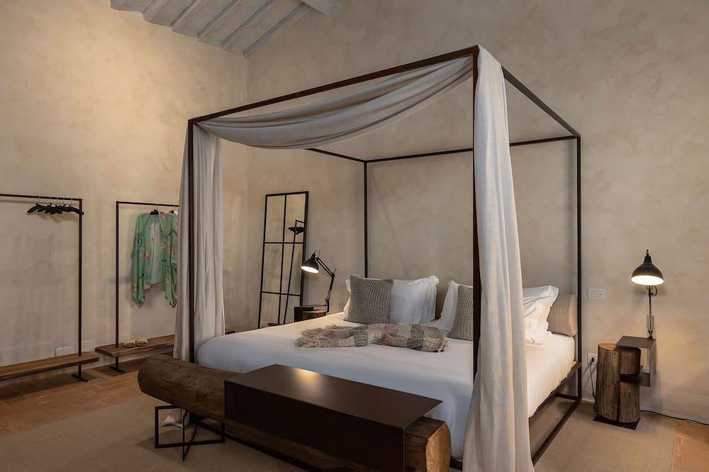 Villa in Montalcino with 11 bedrooms sleeps 22 in Montalcino, Val d'Orcia