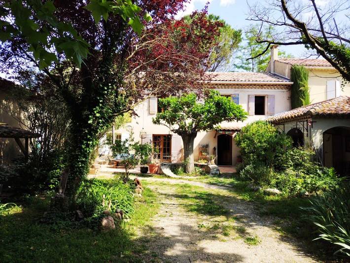 Gîte pour 13 personnes, avec terrasse ainsi que piscine et jardin