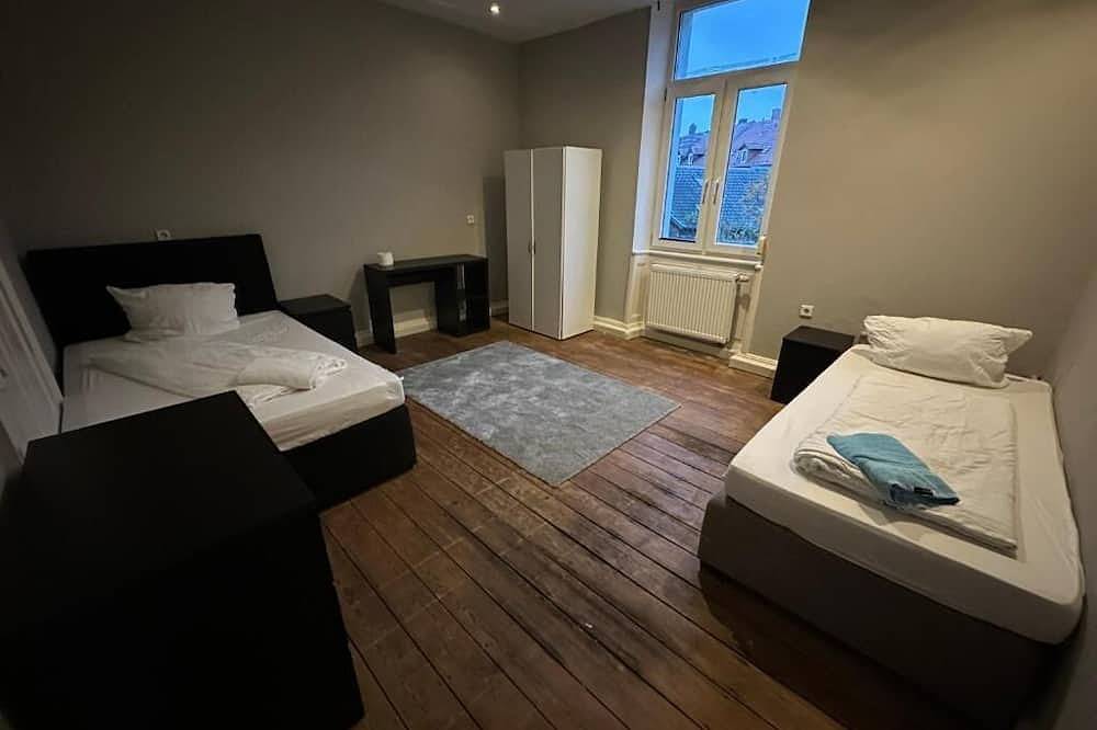 Kaiserslautern · Entire Building · 13 Rooms · Sleeps 25 in Kaiserslautern, Saar-Nahe-Bergland