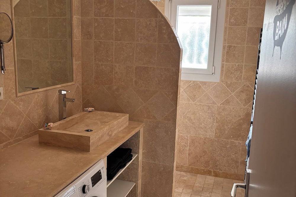 Cosy house with garden and swimming pool. in Piolenc, Vaucluse