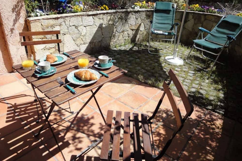 Entire apartment, In villa, charming studio 2 pers with terrace in St Paul de Vence in Saint-Paul-de-Vence, Cannes region