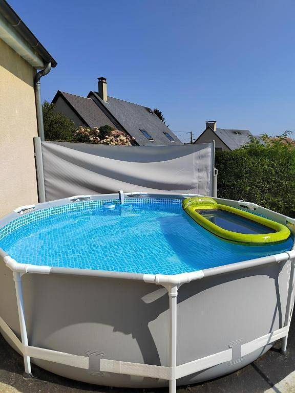 Gîte pour 2 personnes, avec piscine ainsi que vue et terrasse à Tilly-sur-Seulles - 2