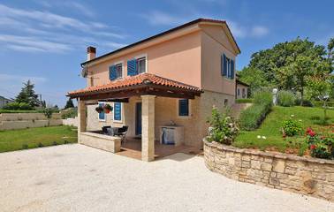 Location de vacances pour 4 personnes, avec jardin et terrasse à Svetvinčenat