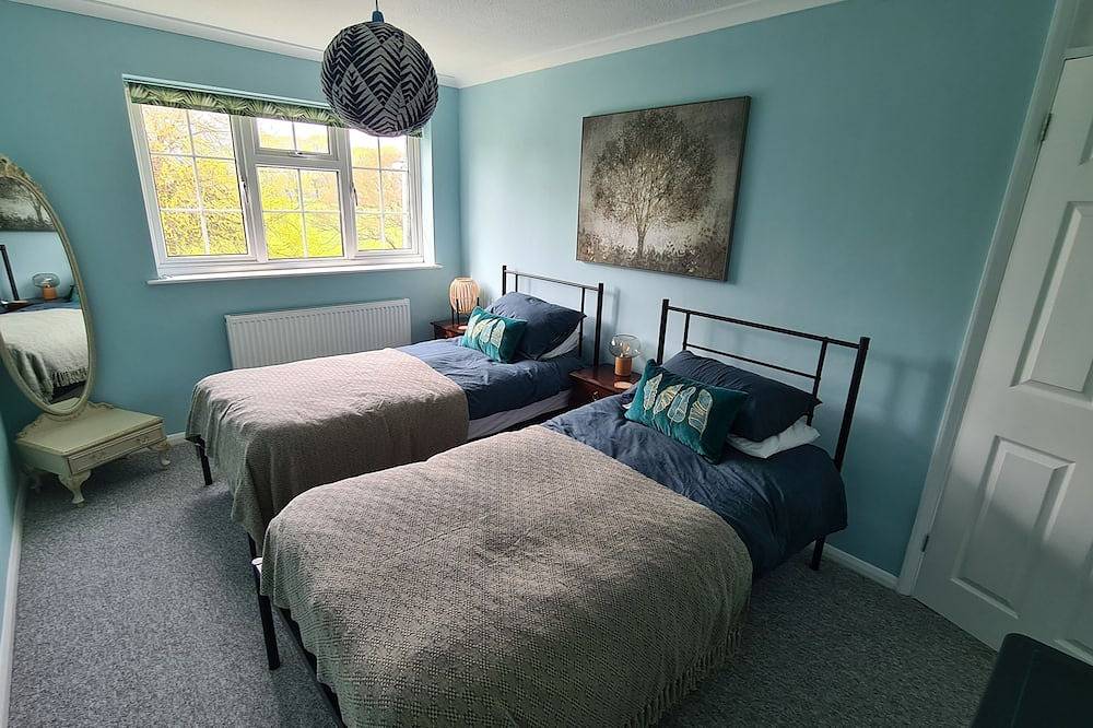 Haven Cottage, Walmer - overlooks park, close to beach & promenade in Deal, Kent
