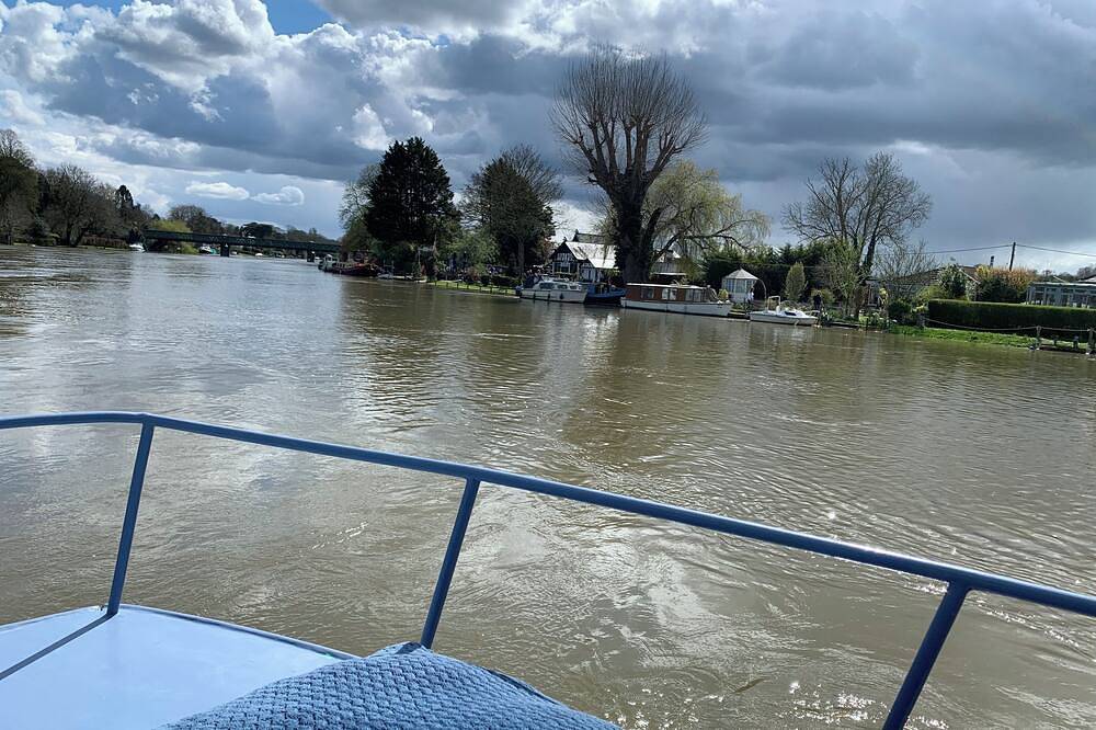 Stunning Classic Dutch Barge near historic Henley & Marlow in Little Marlow, Chiltern Hills