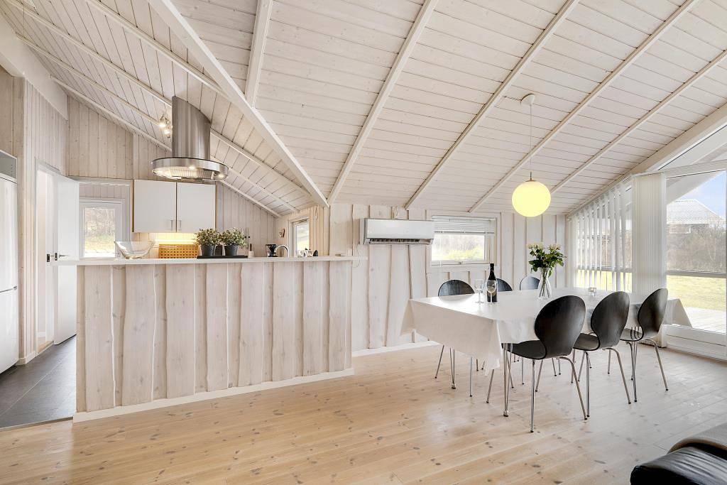 Geräumiges, gepflegtes Ferienhaus mit Whirlpool und Sauna in Strandnähe bei Øer in Øerne, Ebeltoft