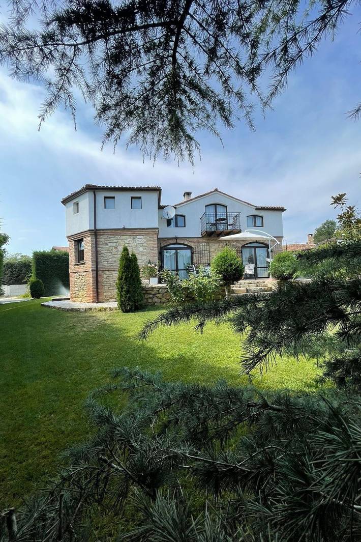 Ferienhaus für 8 Personen, mit Balkon und Terrasse sowie Garten und Pool in Varna