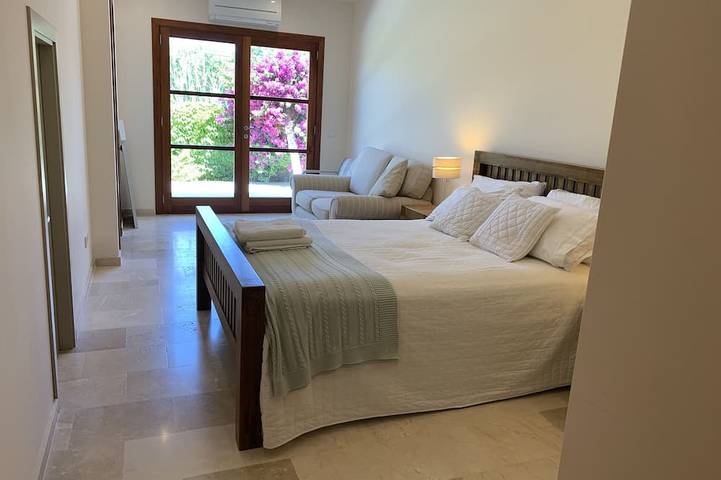 Luz de Sol ist eine fantastische neu gebaute Strandvilla, 25 Meter vom Strand entfernt in Costa dels Pins, Son Servera