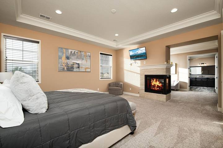 Ferienhaus für 16 Personen, mit Whirlpool und Balkon sowie Garten in Aurora