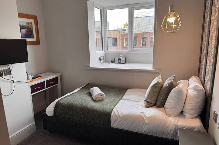 Double en-suite room at Regency Guest House in Market Ward, Cambridge