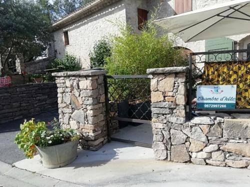 Location de vacances pour 5 personnes, avec jardin et vue à Claret - 2