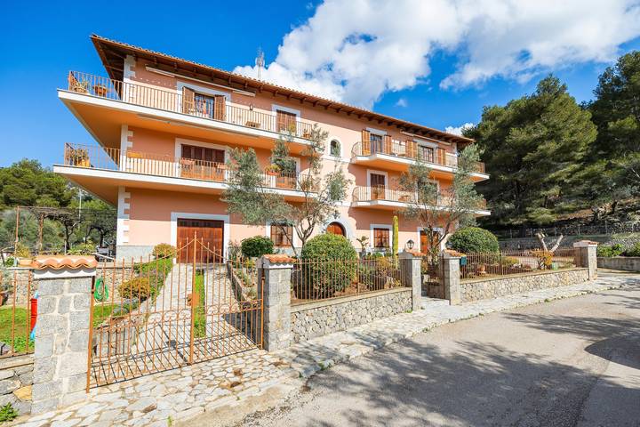 Apartamento entero, Apartamento 'Navarro' con vistas a la montaña, terraza privada y Wi-Fi in Puerto de Sóller, Sóller