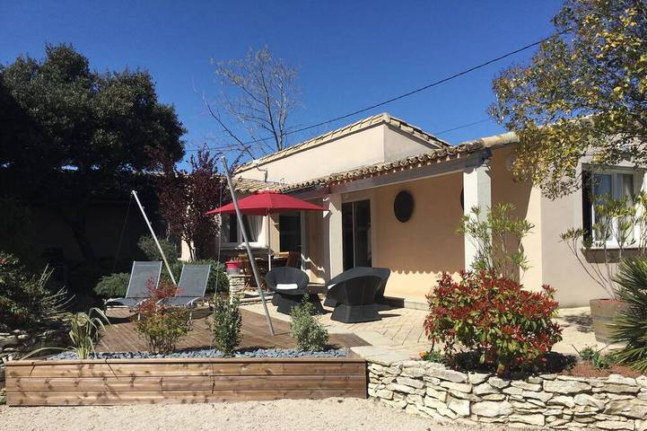 Gîte pour 6 personnes, avec sauna et jardin ainsi que terrasse et piscine à Lirac