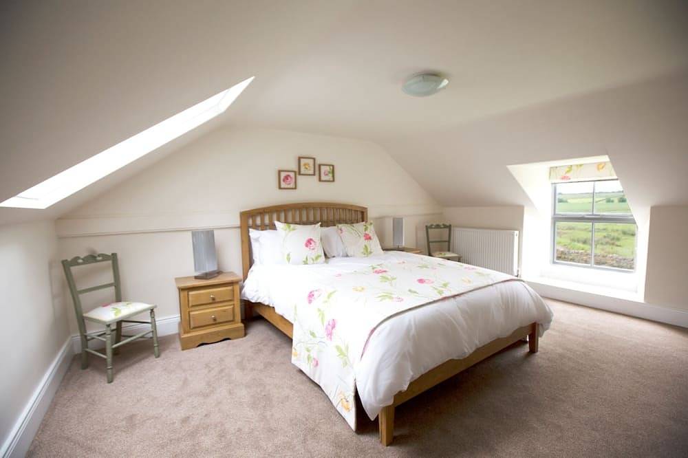 Stone Built Cottage with Large Enclosed Garden & Private Lake Area in Northumberland