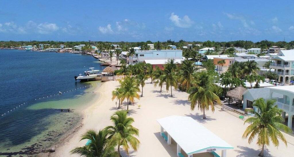 Cute and Cozy Cottage on a Corner Lot - Close to Dock and Beach! in Key Largo