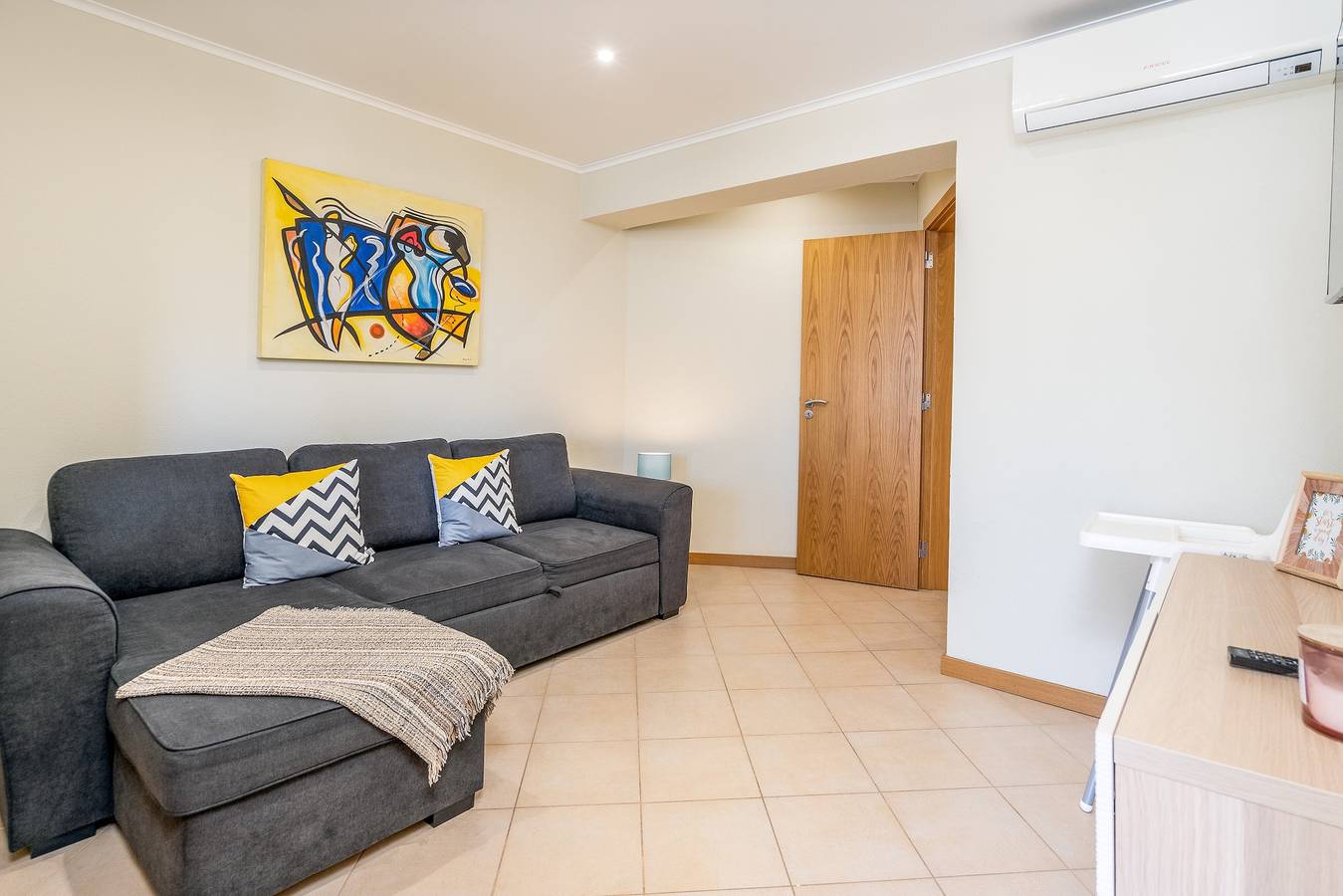 Apartamento inteiro, Apartamento 'Karol Vaz 4' com piscina partilhada, Wi-Fi e ar condicionado in Praia da Rocha, Portimão