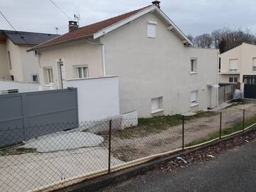 Gîte pour 4 personnes, avec terrasse et jardin à Décines-Charpieu