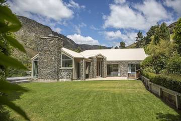 Villa for 12 Guests in Queenstown, Otago, Picture 2