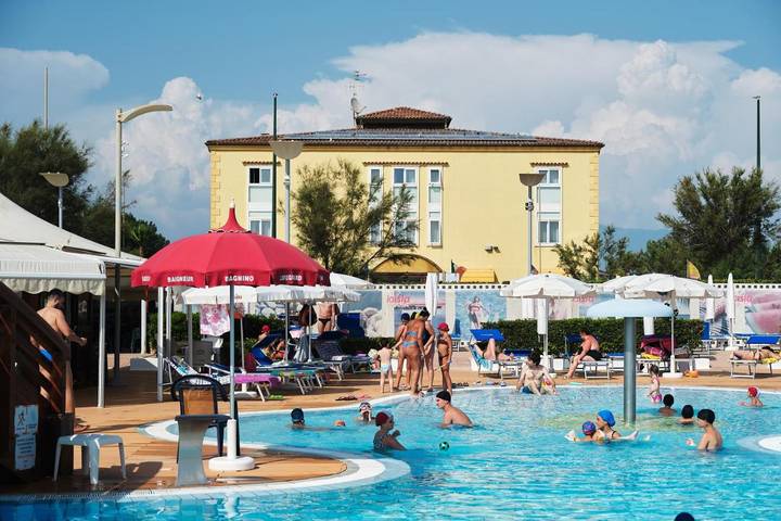Appartamento per 4 persone, con giardino e piscina nonché sauna e panorama in Pontecagnano Faiano