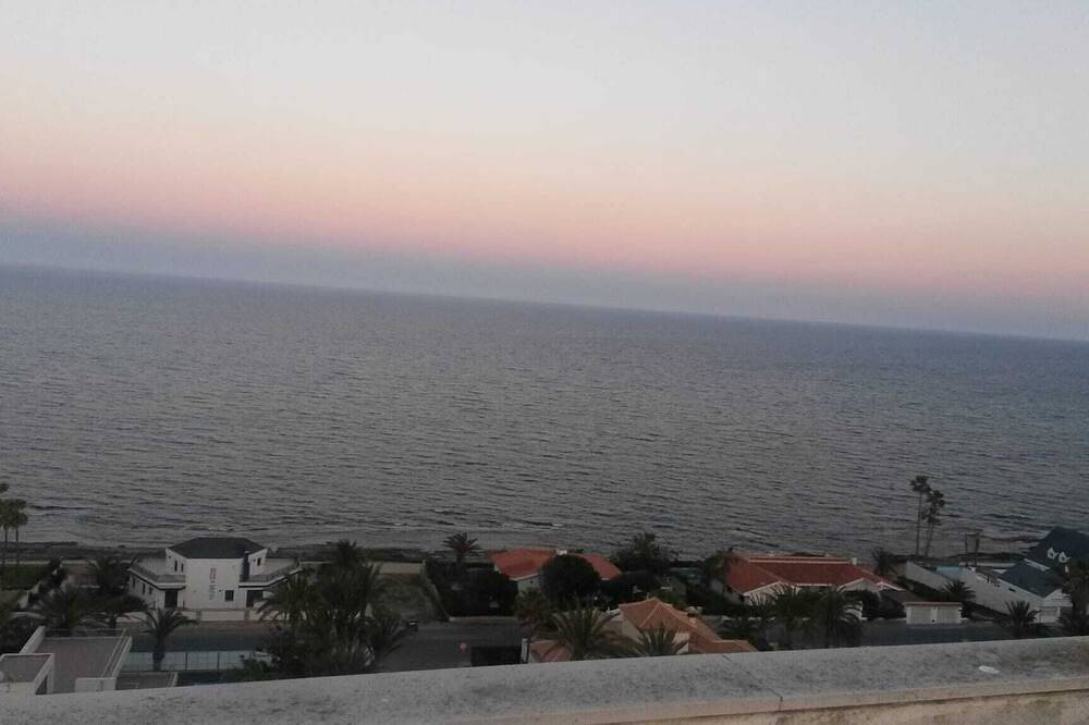 Entire apartment, Holiday home with pools, balcony, Uk Tv, aircon, free wi-fi, lovely ocean views! in Mar Azul Torrevieja, Torrevieja