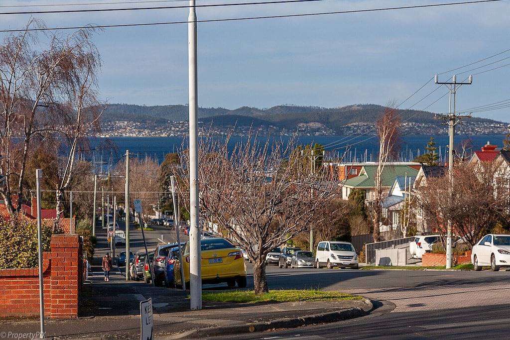Hobart's Finest, Lux 3 bdm, Central Location with off street parking. in Hobart, Tasmanien