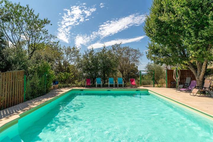 Vakantiehuis 'Chalets Atypiques' met bergzicht, gedeeld zwembad en privéterras in Crillon-le-Brave, Parc naturel régional du Mont-Ventoux
