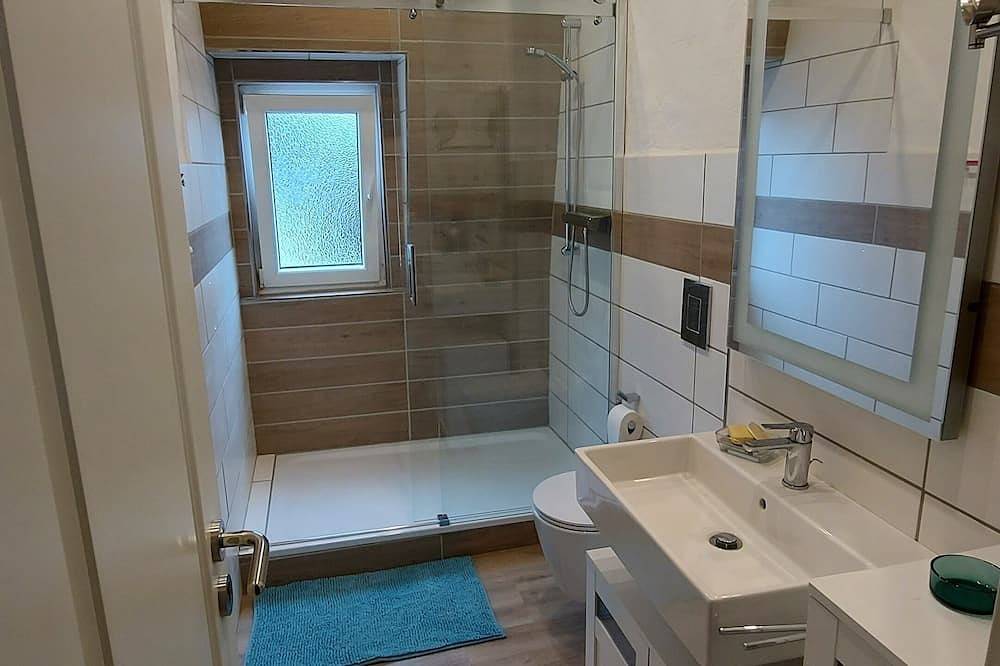 Ganze Wohnung, Nice apartment right on the Rhine; mountain-side balcony; centrally located in Kamp-Bornhofen, Mittelrhein