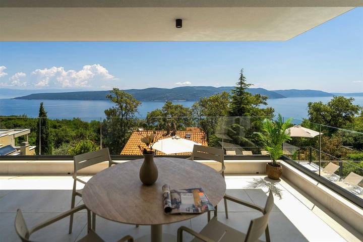 Ferienhaus für 12 Personen, mit Balkon und Balkon/Terrasse sowie Terrasse und Garten