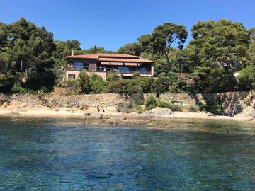 Location de vacances pour 12 personnes, avec jardin ainsi que vue et piscine dans Port du Niel
