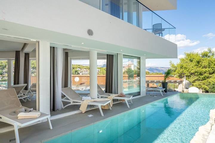 Vacation rental for 8 people, with hot tub and sauna as well as yard on Hvar