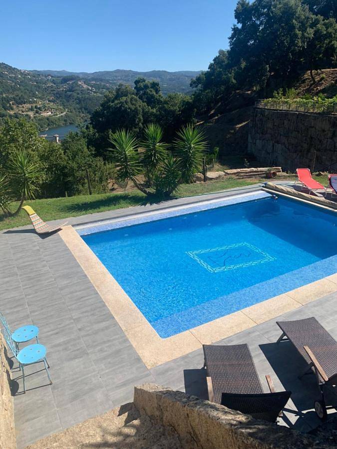 Casa de férias para 11 pessoas, com vista e piscina e ainda piscina infantil and jardim, adaptado a crianças em Cinfães