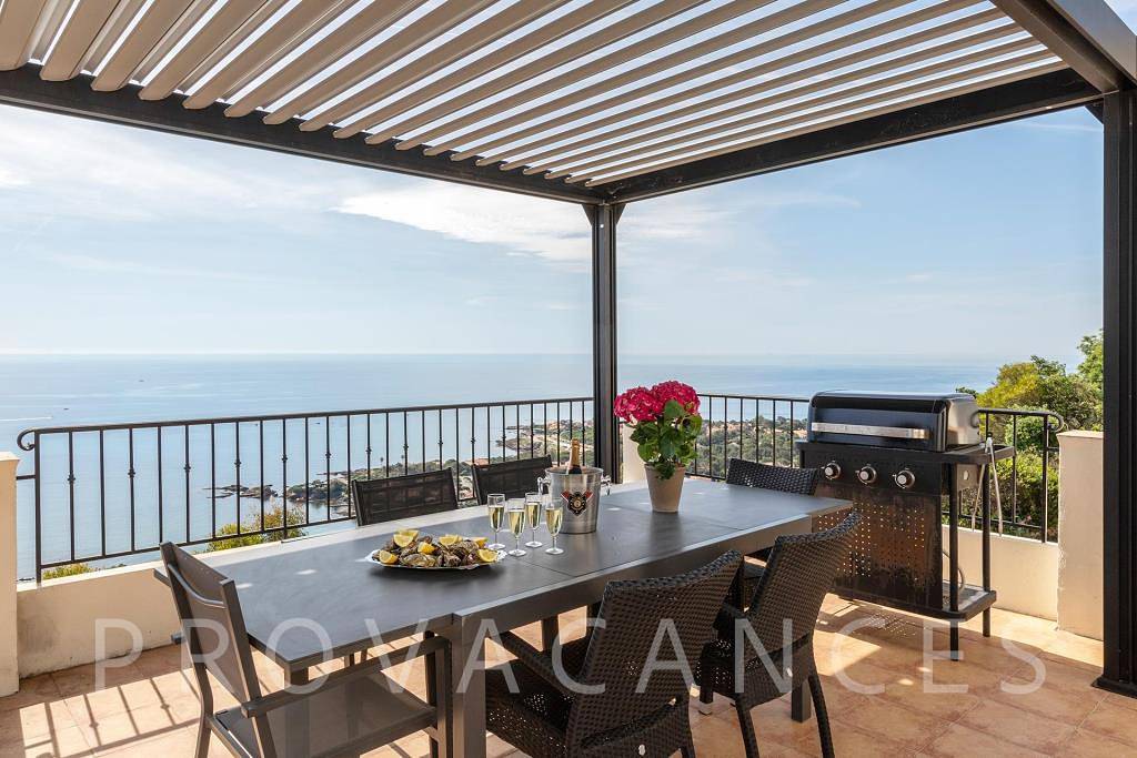 Villa mit Pool und Panoramablick auf das Meer in Les Issambres in Roquebrune-sur-Argens, Draguignan Region