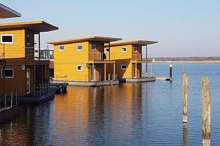 Hausboot für 6 Personen, mit Balkon und Sauna sowie Seeblick in Kröslin