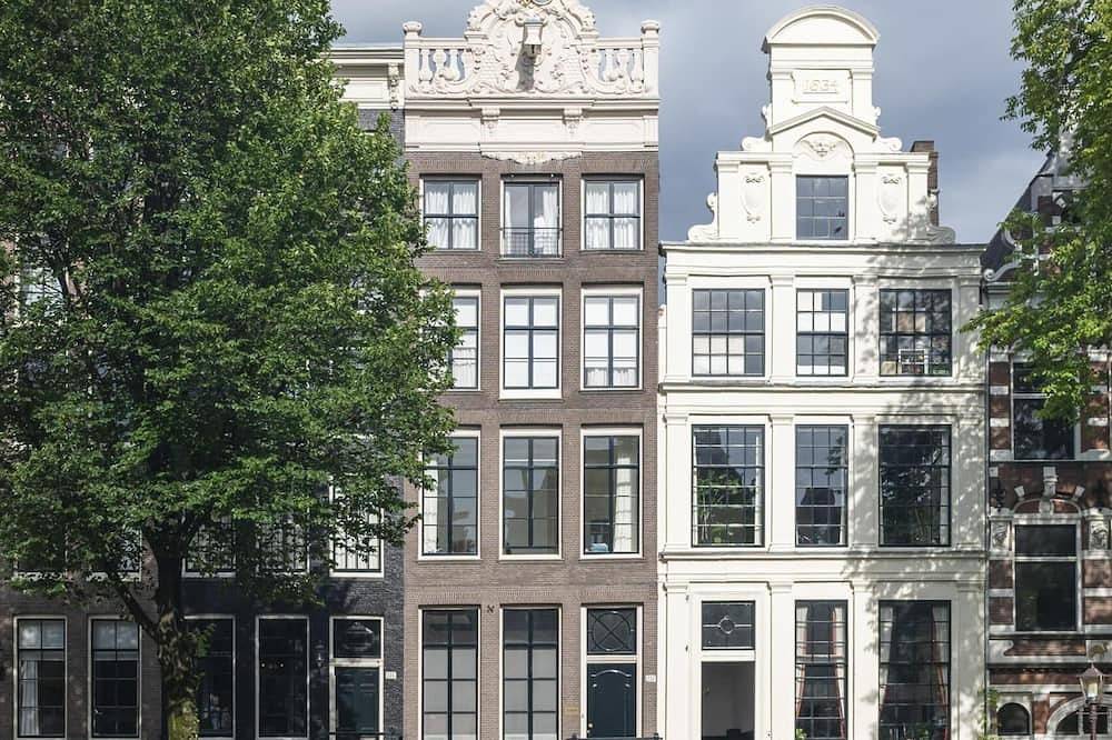 Short Drive to Royal Palace Amsterdam! Fully-equipped Kitchen in Amsterdam Zuid, Noord-Holland
