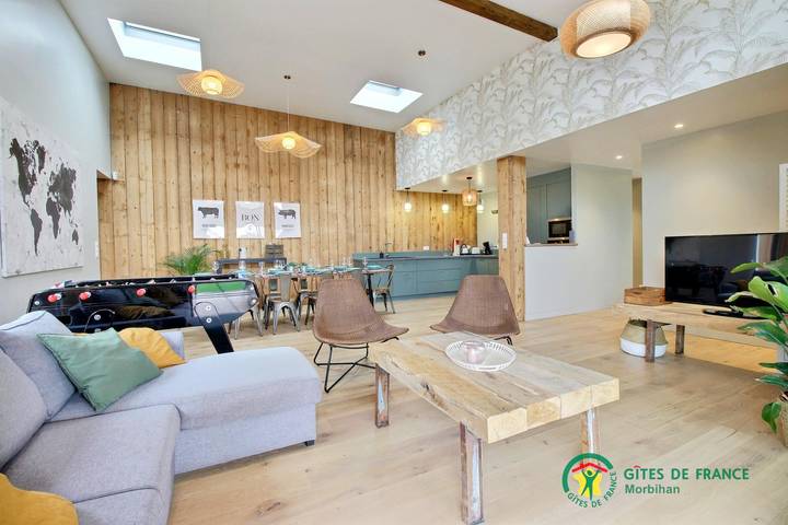 Gîte pour 12 personnes, avec terrasse ainsi que jardin et piscine à Plouhinec (Morbihan) - 4