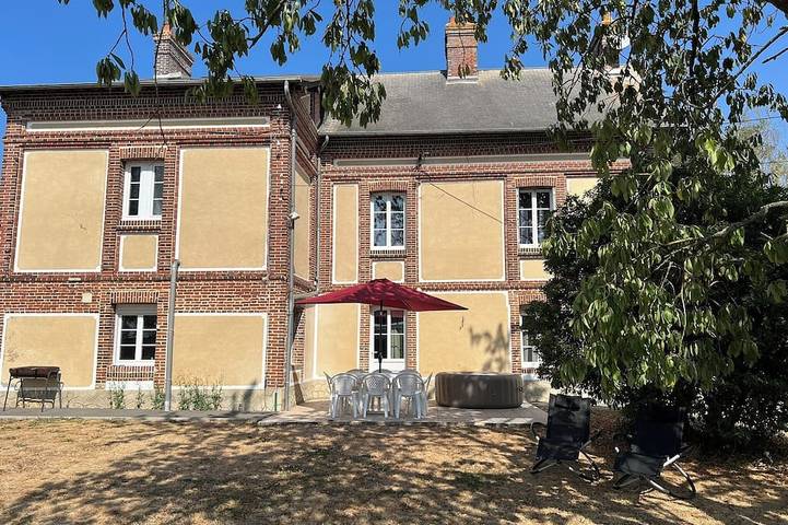 Location de vacances pour 13 personnes, avec Jacuzzi ainsi que Terrasse et Jardin à Rugles