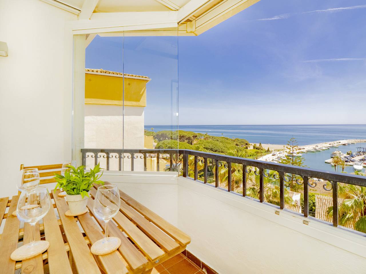 Geheel appartement, Cubo's Penthouse Cabopino Port Marbella +Parking in Playa Cabopino, Marbella