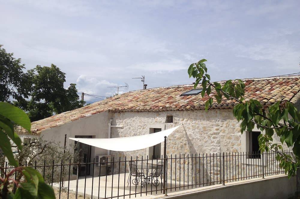 Casa de piedra con jacuzzi y aire acondicionado. in Vallon-Pont-d'Arc, Ardèche