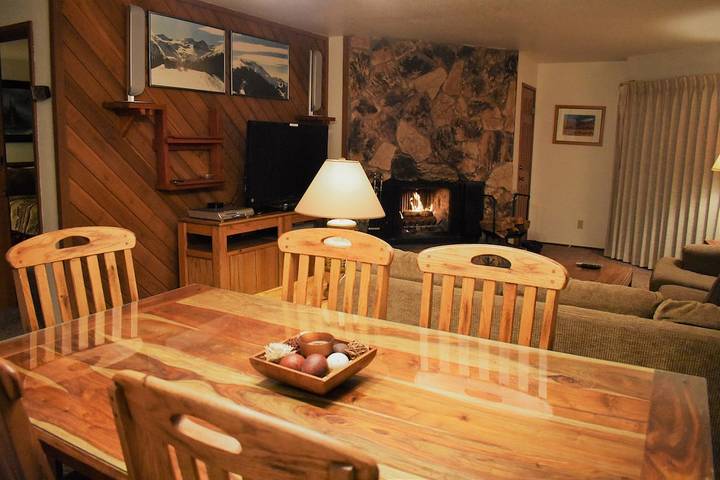 Vacation rental for 6 people, with balcony and pool as well as hot tub in Mammoth Lakes