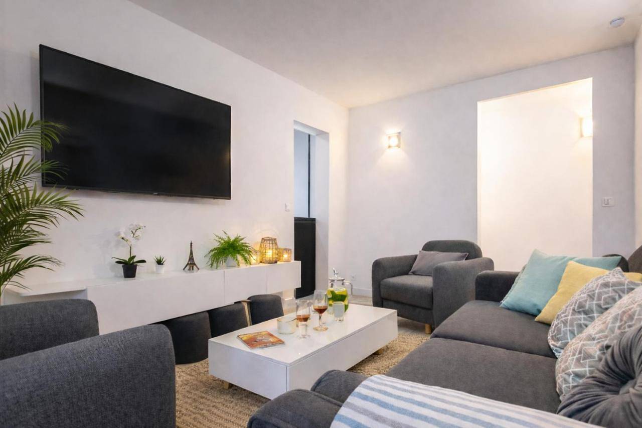 Appartement entier, D&E - Paris-Disney - Holidays Apartment - Appartement De Vacances - 5 Chambres- 5 Sdb - 5 Bedrooms - 5 Bathrooms - Netflix in Champs-sur-Marne, Seine-et-Marne