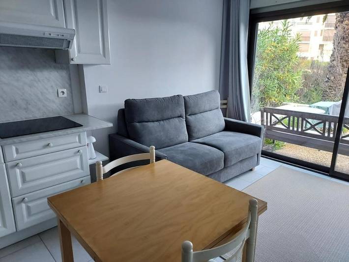 Gîte pour 2 personnes, avec terrasse et piscine ainsi que jardin et vue dans Plage du pont tournant - 2