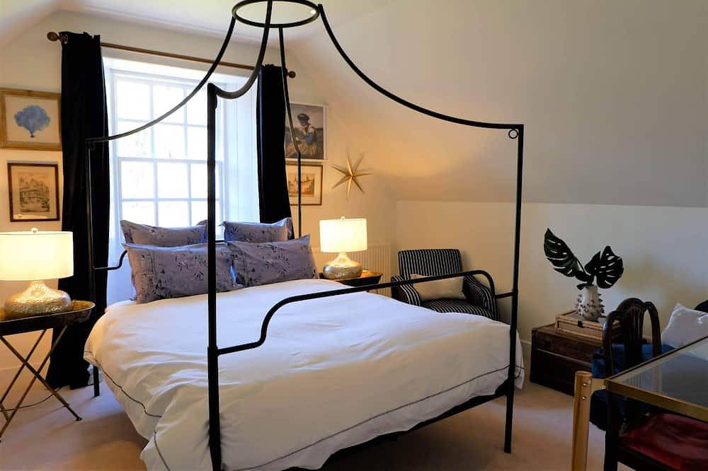Entire apartment, Stay in a Castle: The Royal Apartment on Private Seaside Estate in Portpatrick, Dumfries and Galloway