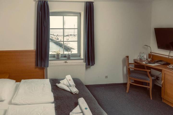 Hotel für 2 Personen, mit Terrasse und Seeblick sowie Ausblick beim Ozeaneum Stralsund - 4