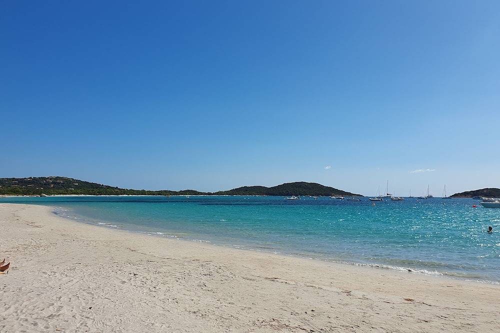 Villa au calme, la plage à pied à 5 minutes ,commerces sous la main. in San Ciprianu, Lecci