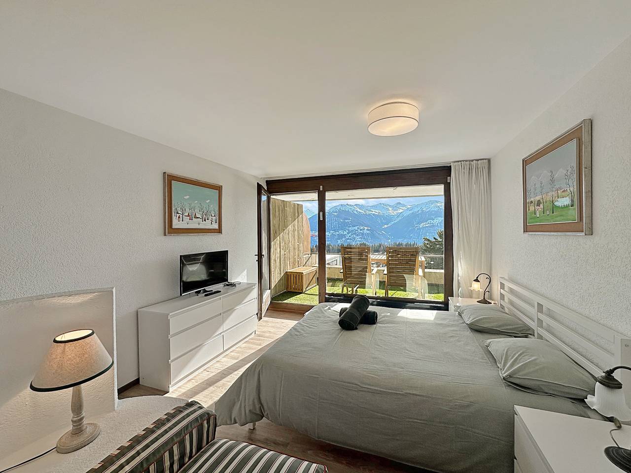 Ganzes Studio, Alpine Club Retreat – Central Studio, Pool & View in Crans-Montana, Sion - Sierre & Umgebung