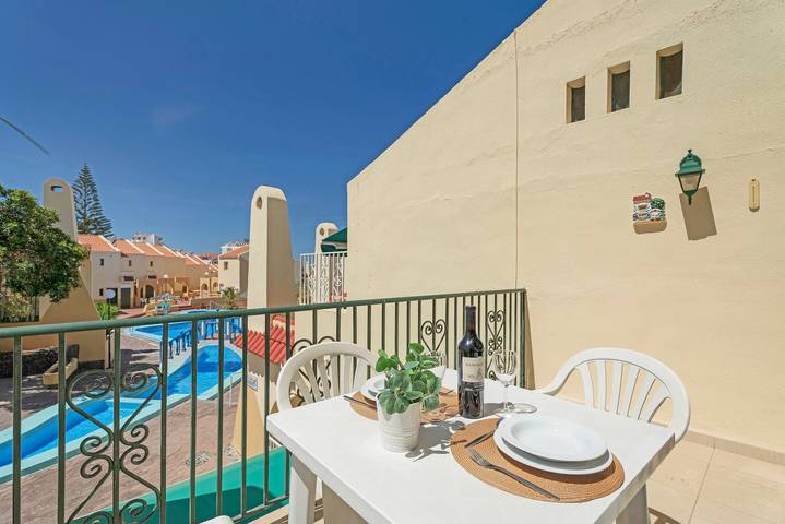 Apartamento entero, Apartamento de vacaciones 'Mareverde K130' con piscina compartida, balcón y Wi-Fi in Playa de Fañabé, Adeje