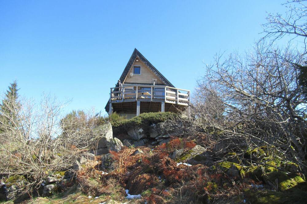 Chalet at the foot of the slopes with panoramic views of the Auvergne mountains in Chastreix-Sancy, Chastreix