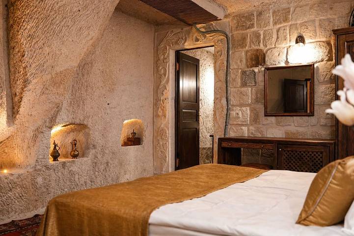 Historic Cave Home Facing Majestic Ortahisar Castle in Ortahisar, Göreme Nationalpark