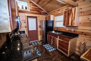 Log Cabin for 2 Guests in Hochatown, Broken Bow Lake, Picture 3